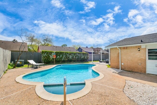 Building Photo - 15627 Sierra Valle Dr