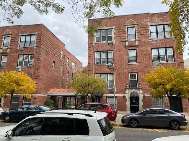 Primary Photo - 642 W Buckingham Pl