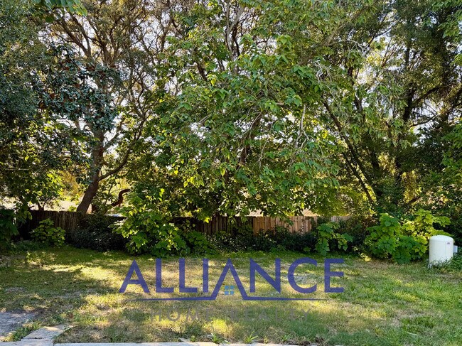 Building Photo - 546 Lancaster Ave