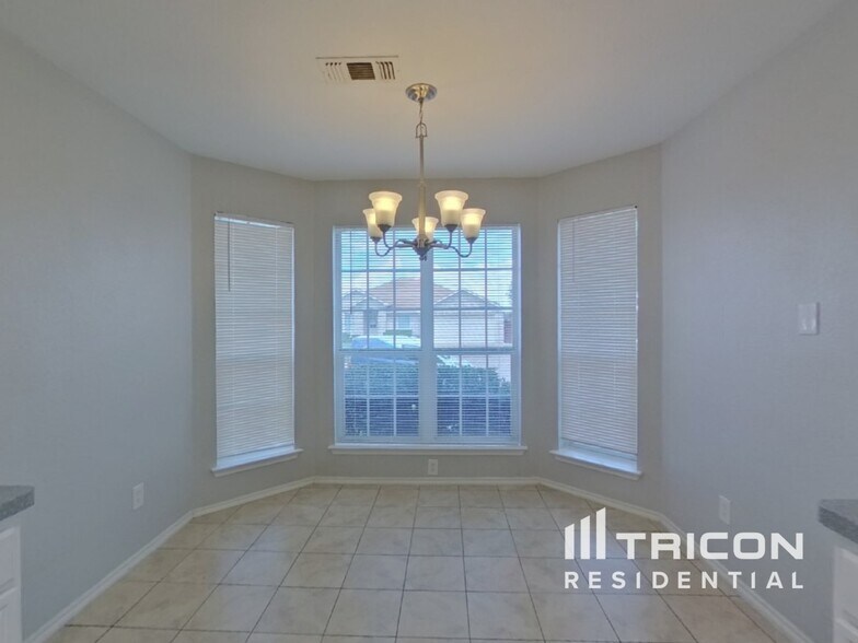 Building Photo - 6910 Meadow Bend Dr