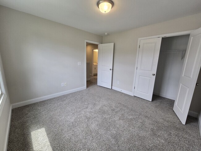 Building Photo - 463 Jackson Pond Dr