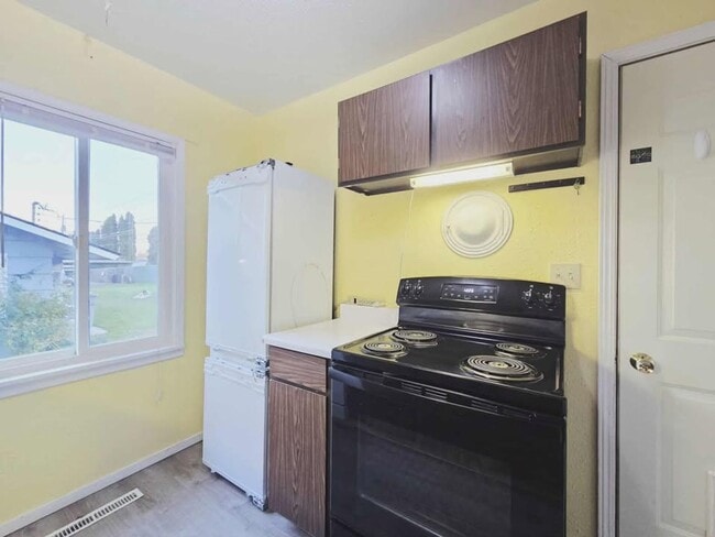 Building Photo - 1261/1263 Montana St. Duplex