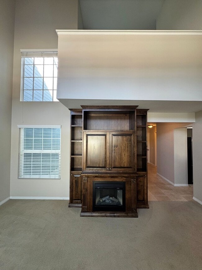 Building Photo - Townhome-Style 2BR/2.5BA + Loft | East Ventura (Beacon Court Community)