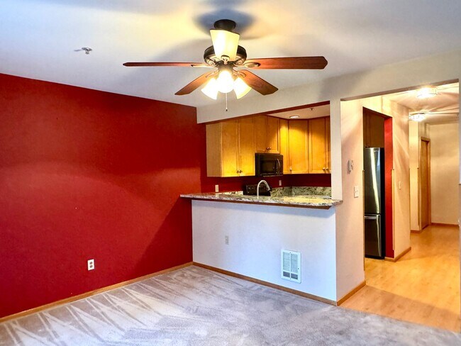 Building Photo - In town Kingston, walking distance to the Seattle and Edmonds ferry, main floor condo