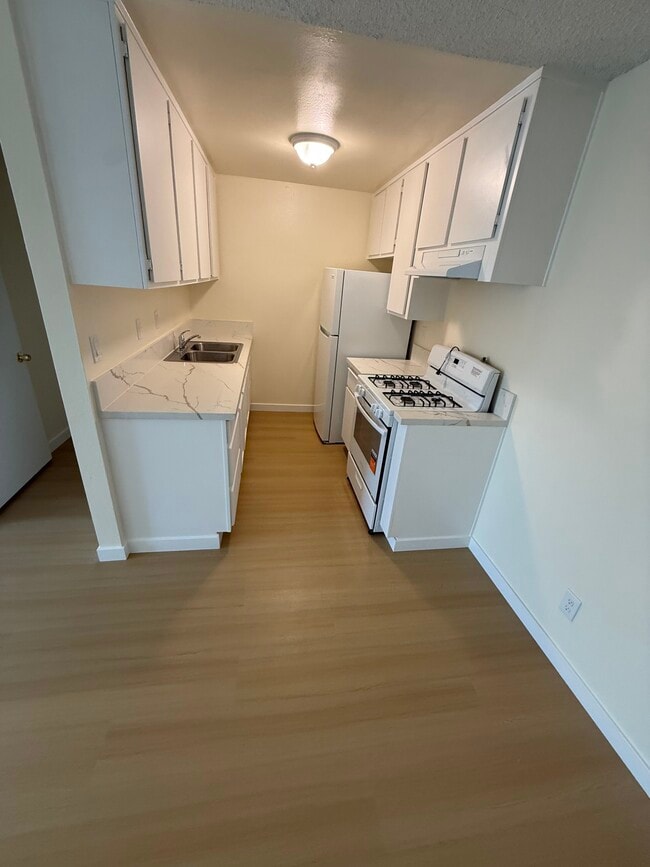 Building Photo - 6310 Hazeltine Ave