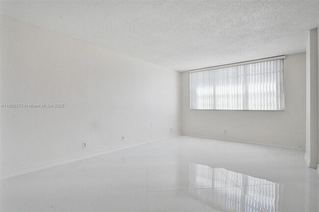 Building Photo - 3113 S Ocean Dr