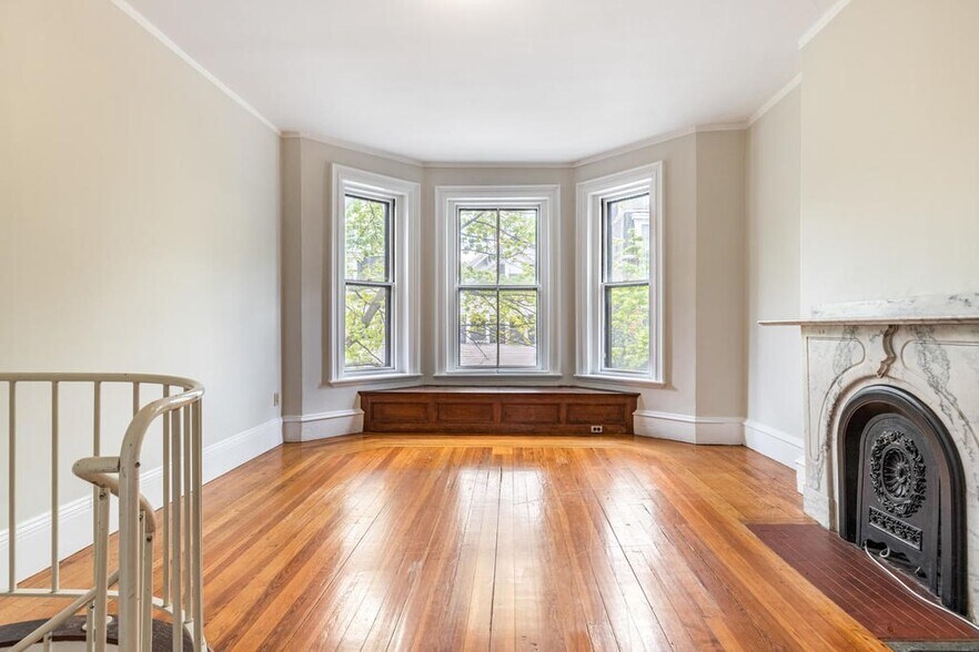 Building Photo - 325 K St