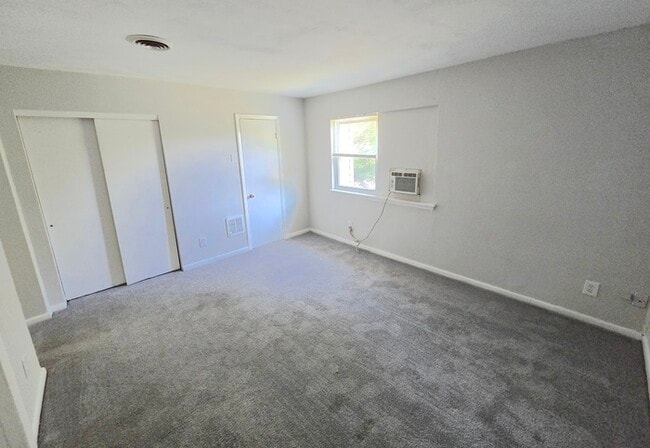 Building Photo - BEAUTIFUL TWO BEDROOM 1.5 BATHROOM APARTME...