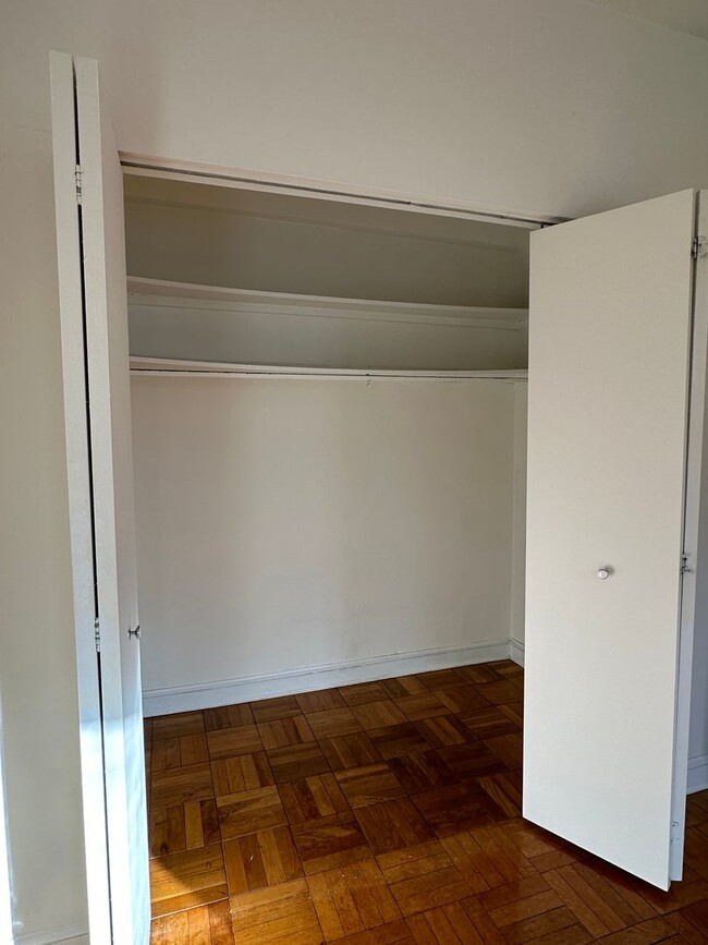Building Photo - Foggy Bottom One Bedroom, All Utilties Inc...