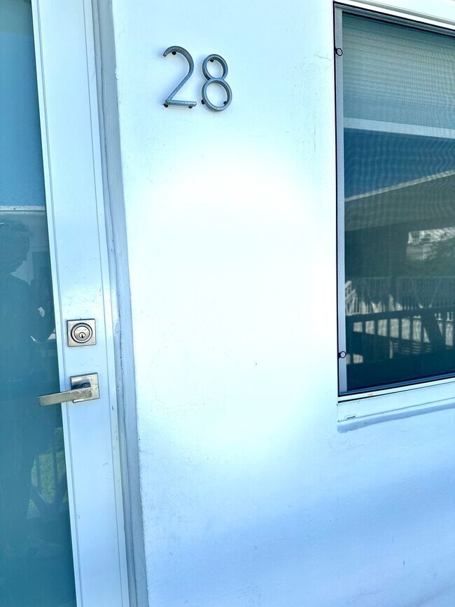 Building Photo - Newly remodeled apartment in the heart of ...