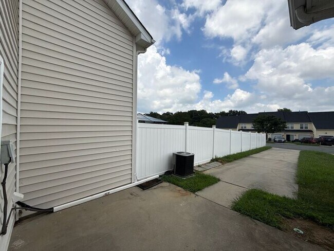 Building Photo - Oakstone