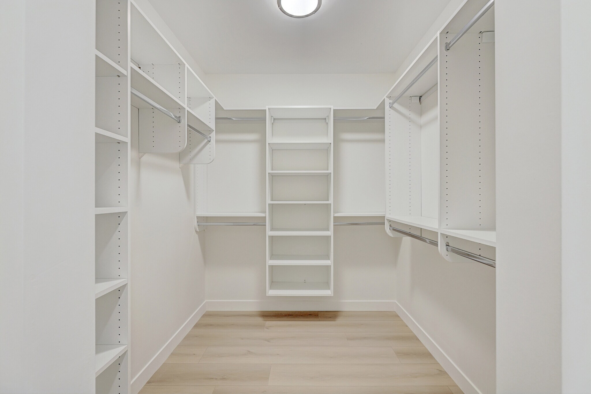 Building Photo - 9201 N Milwaukee Ave