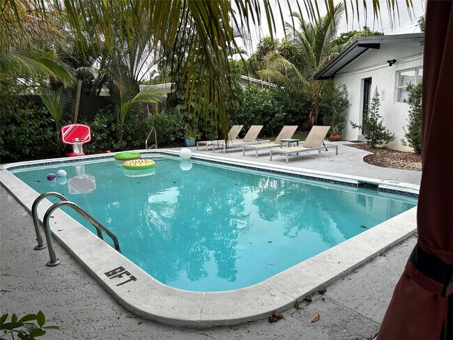 Building Photo - 720 NE 17th Ct