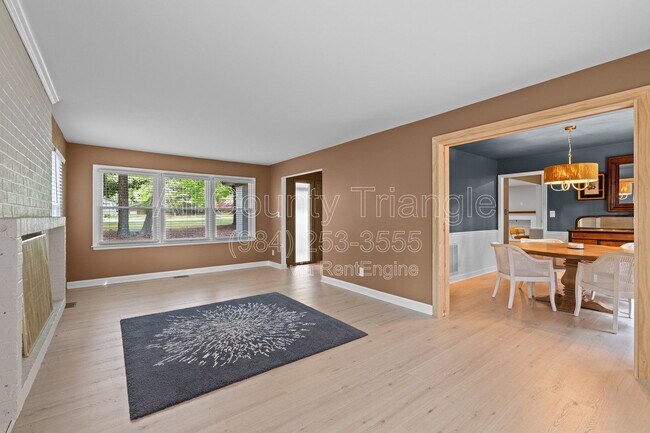 Building Photo - 5105 Pine Dr