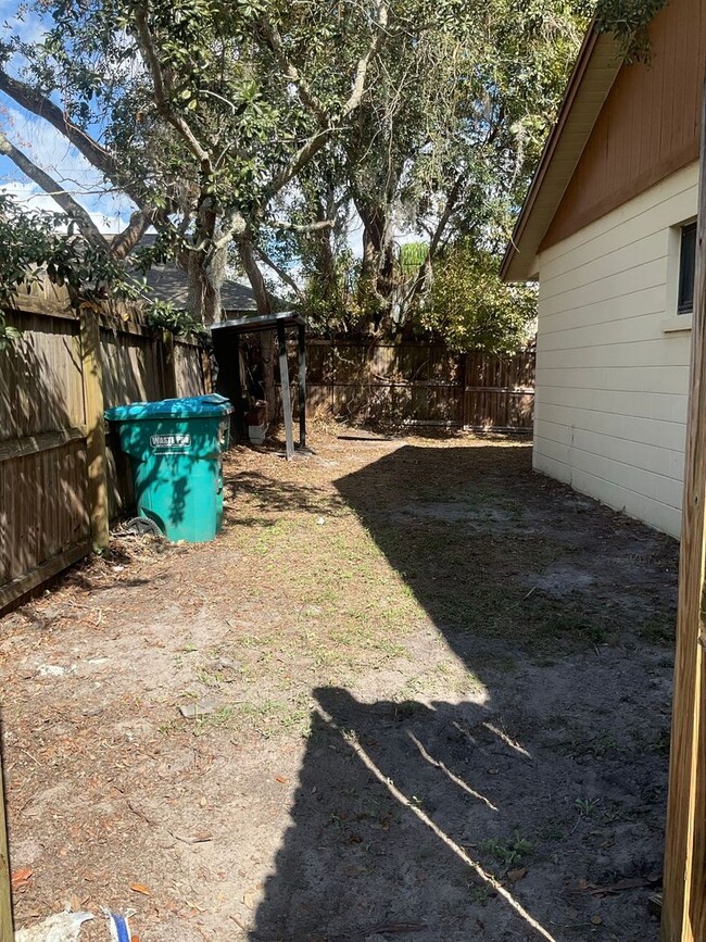 Building Photo - 2 bed 2 bath 1/2 duplex in Longwood!