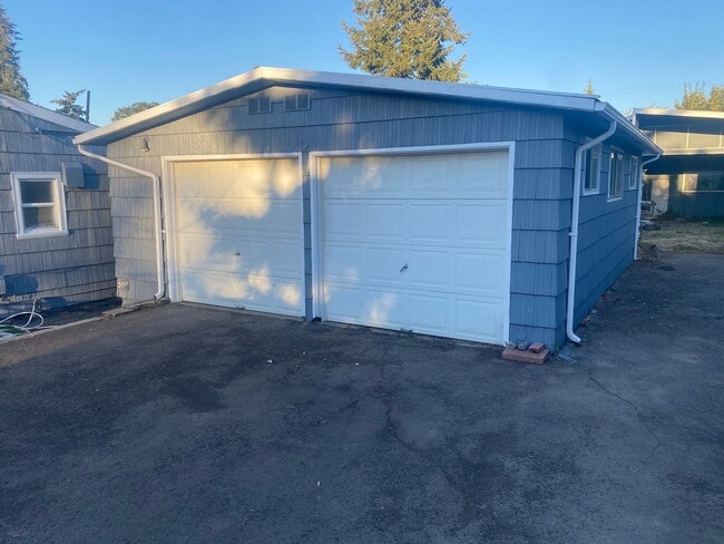 Building Photo - Cozy Single family home with two car garage and controlled access gate