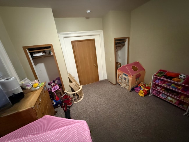 Building Photo - 3 Bed 1 Bath close to UWEC and downtown! Available June 1st