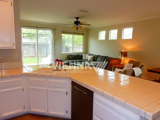 Building Photo - 550 Davenport Way