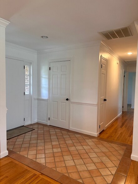 Building Photo - 114 Sebastian Ave