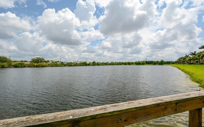 Building Photo - Lakeside Village Townhouse 2 Bedroom  2.5 ...