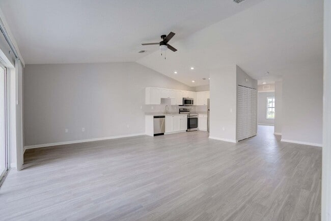 Building Photo - 9242 Roan Ln