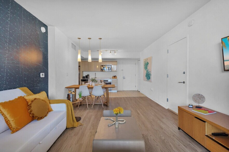 Building Photo - 2602 E Hallandale Beach Blvd