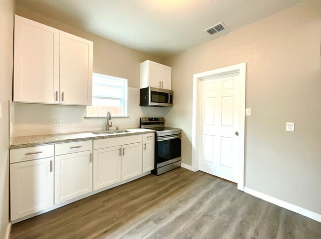 Building Photo - Move-In Ready 3BD/2BA – Laminate Floors, Fenced Yard & Prime Location! ACCEPTS SECTION 8