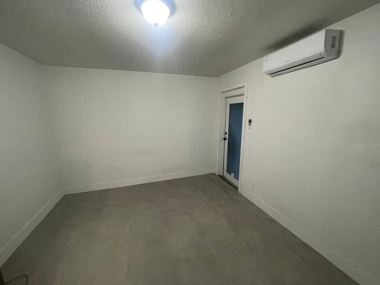Building Photo - 9335 SW 117th Ave