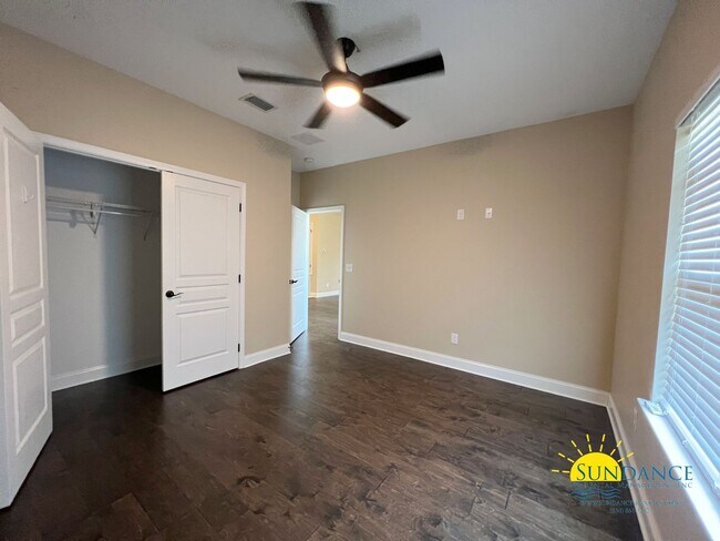 Building Photo - Gorgeous 4 Bedroom Home in FWB!