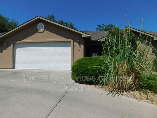 Primary Photo - 3006 1/2 Oakwood Drive