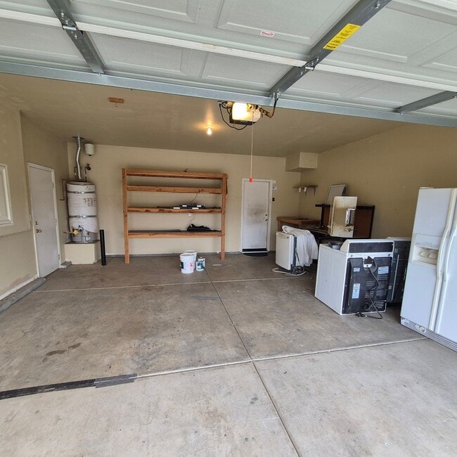 Building Photo - New Flooring throughout; Nice Elk Grove 3 bedroom home! Single story