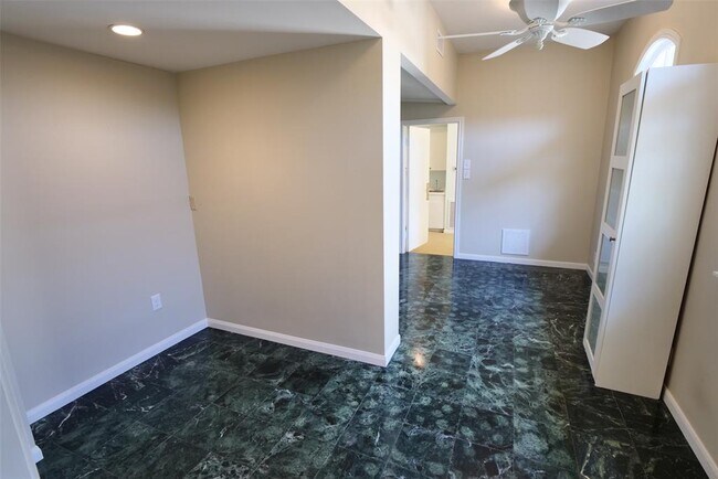 Building Photo - 7620 Del Monte Dr