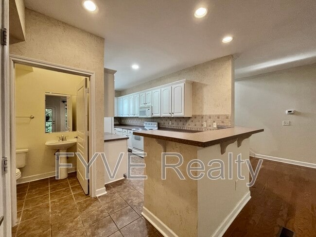 Building Photo - 320 Old Hickory Blvd