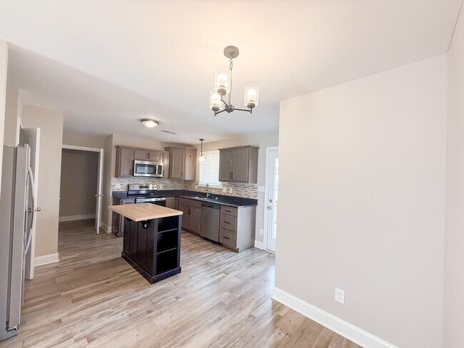 Building Photo - 3 Bedroom 2 1/2 Bathroom Home
