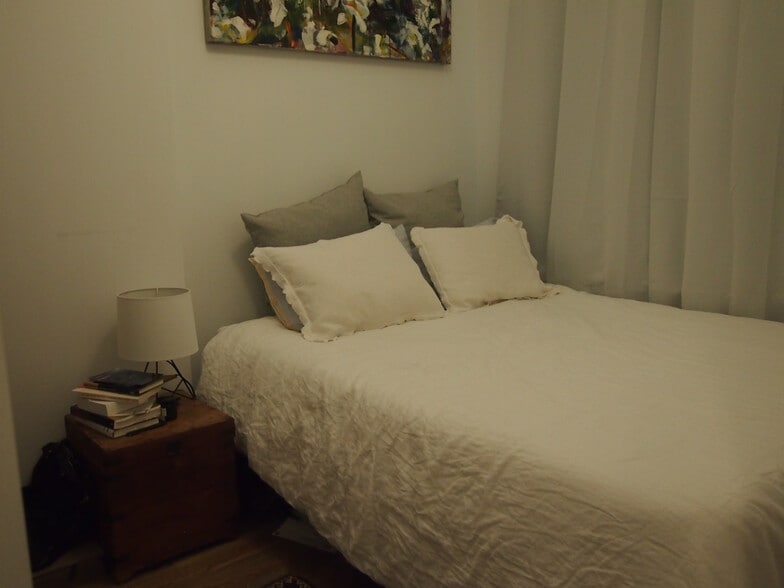 Bed 2 - 1517 N Bell Ave