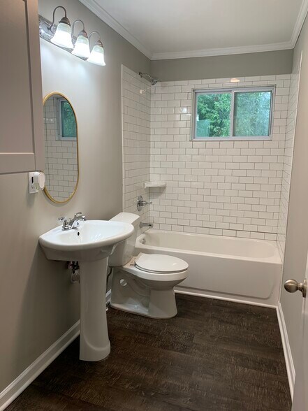 Hall Bath - 137 Baker St