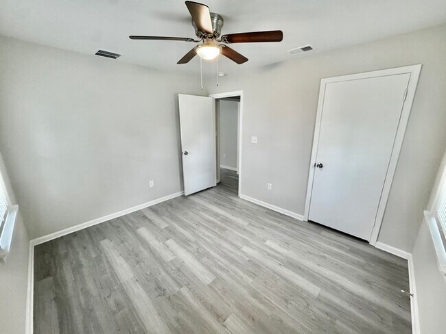 Building Photo - 4062 Alpine Ave