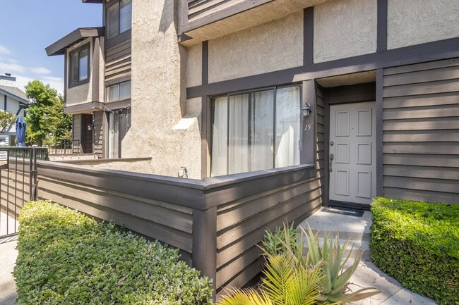 Building Photo - Beautifully Renovated 3-Bedroom Townhome i...