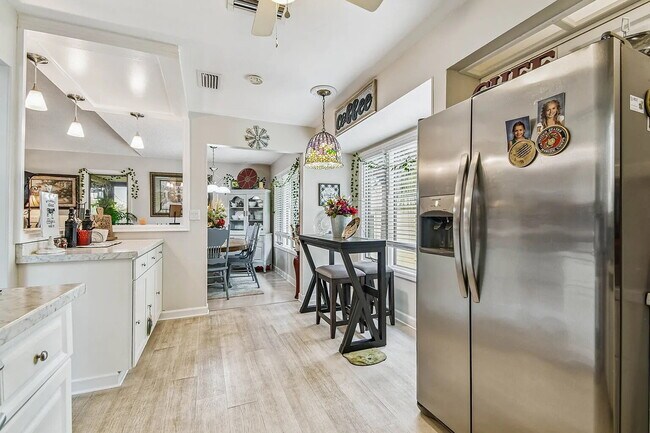 Building Photo - "Charming 3-Bed, 2-Bath Oasis at 1011a Sou...
