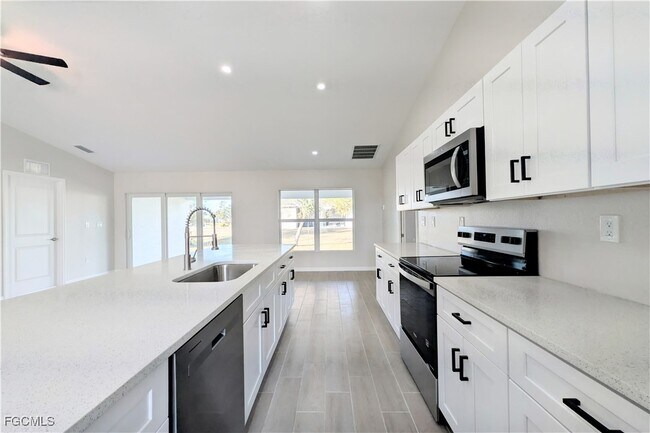 Building Photo - 707 Kismet Pkwy E