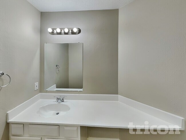 Building Photo - 5507 Bridgegate Dr