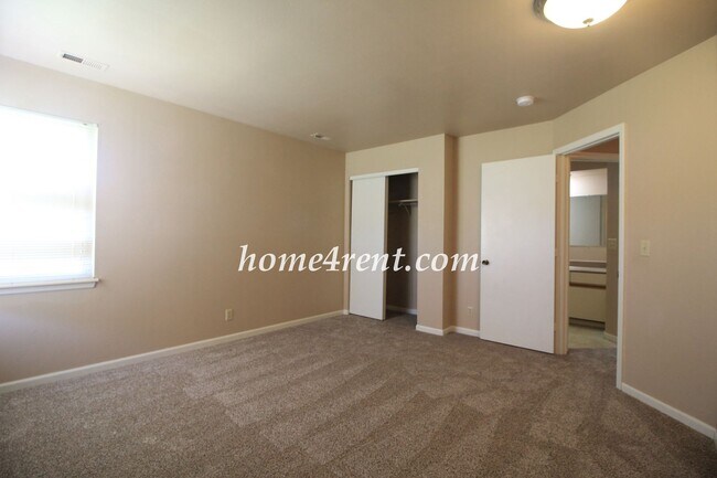 Building Photo - Cozy Olathe Ranch Style Home w/ Wood Floors!
