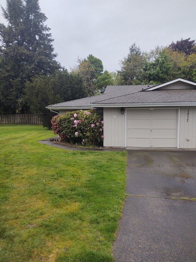 Building Photo - 2BD/1B Lacey Duplex with Large Yard and Ga...