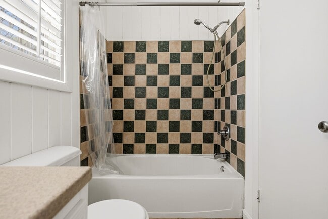 Building Photo - Peaceful on Poplar