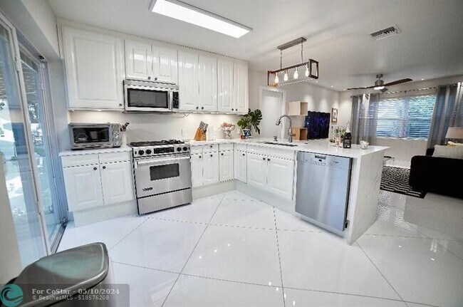 Building Photo - 327 Lancaster St