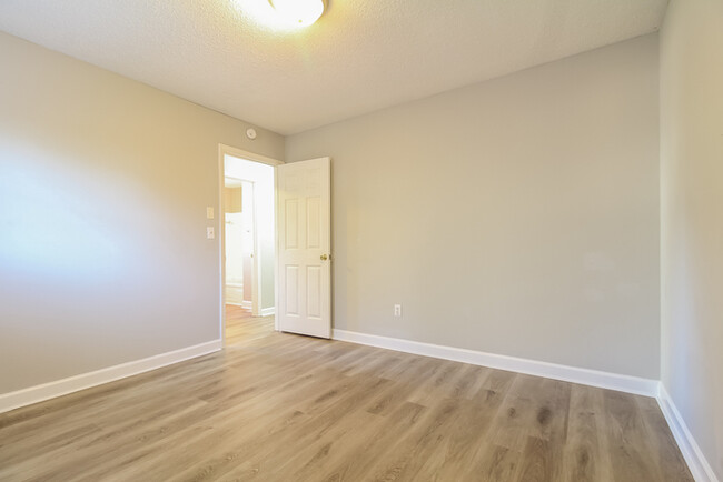 Building Photo - 649 Woodmont Cir