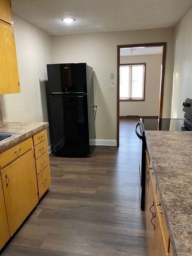 Building Photo - 4 Bedroom, 2 Bathroom House with Detached ...