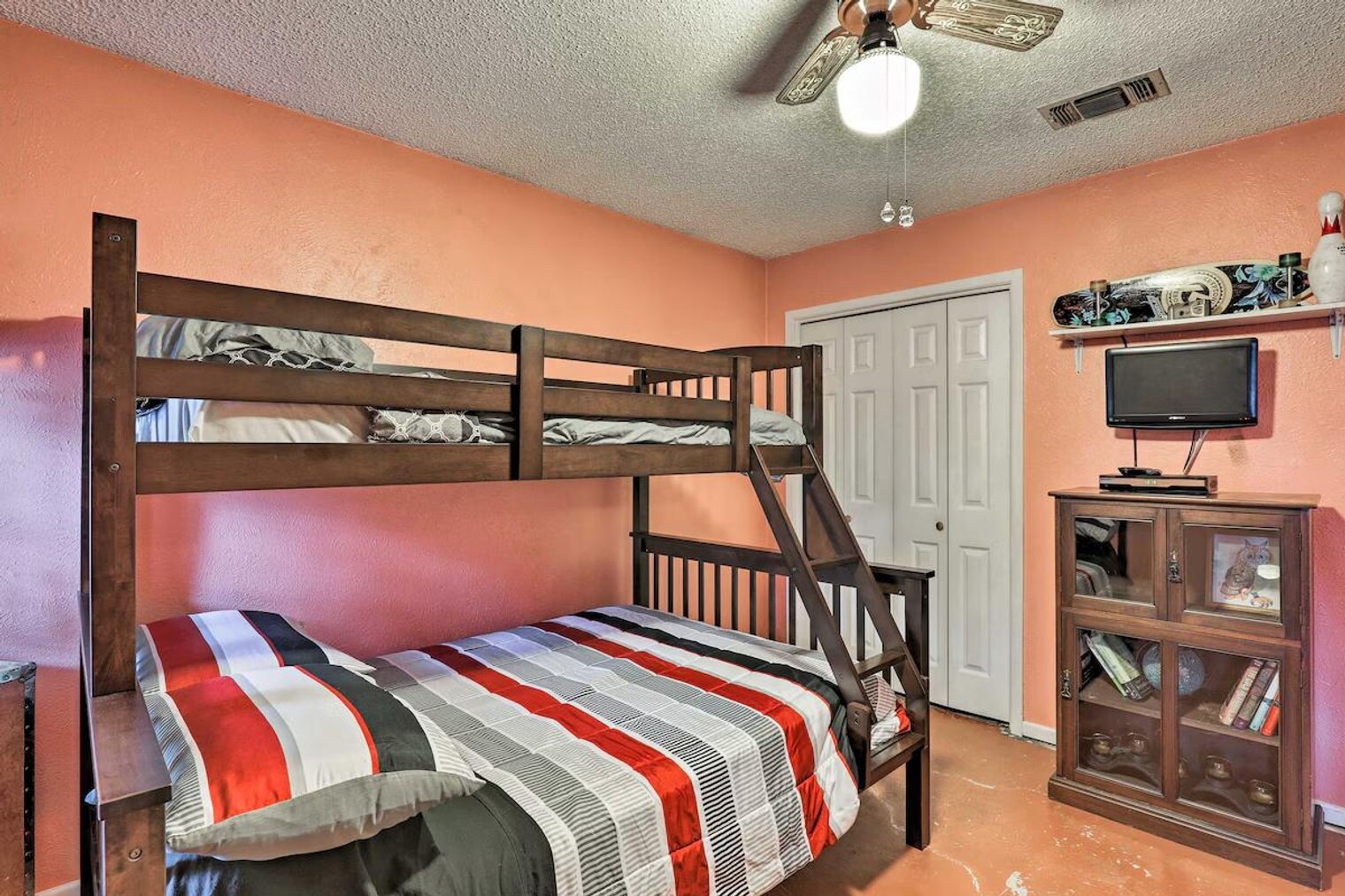 Building Photo - 2109 Woodside Dr