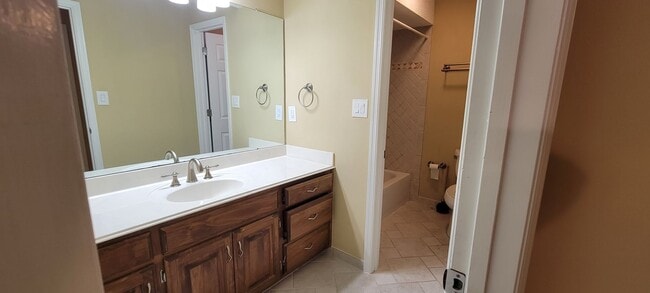 Building Photo - 2 Bed/ 2.5 Bath Townhouse
