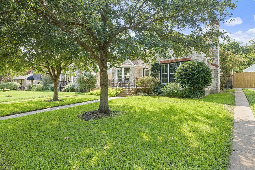 Building Photo - North Oak Cliff home with pool, spa & back...